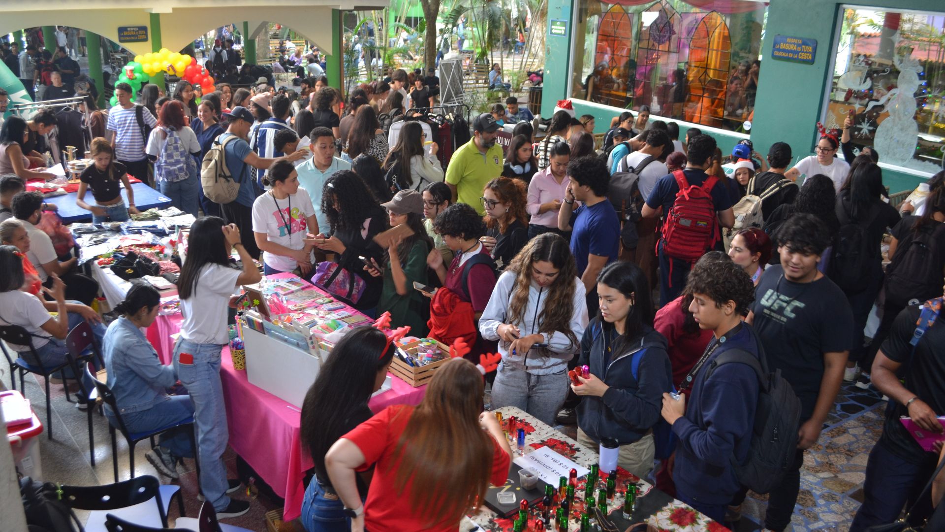 uam-conmemoro-con-exito-el-bazar-navideno-2025-en-el-pasillo-griego