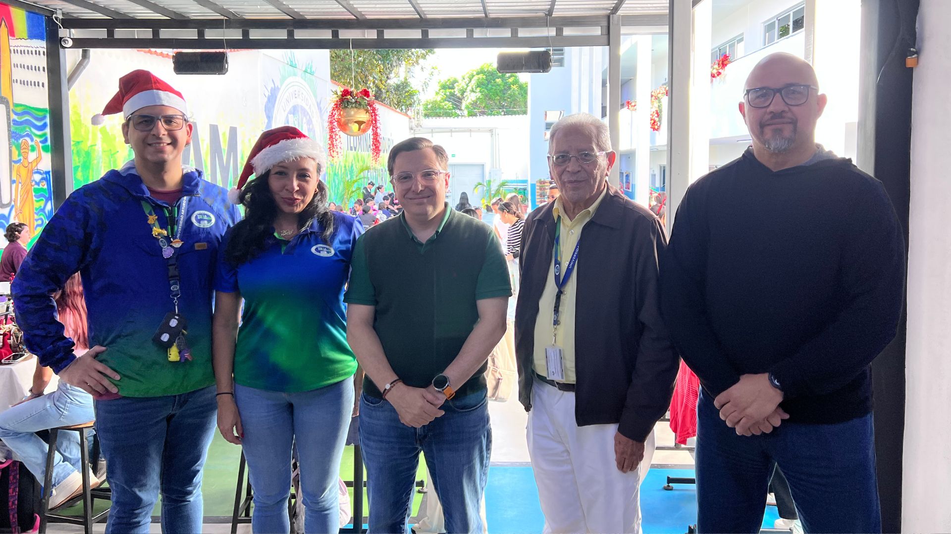 la-universidad-arturo-michelena-celebro-un-exitoso-bazar-navideno-en-su-sede-centro