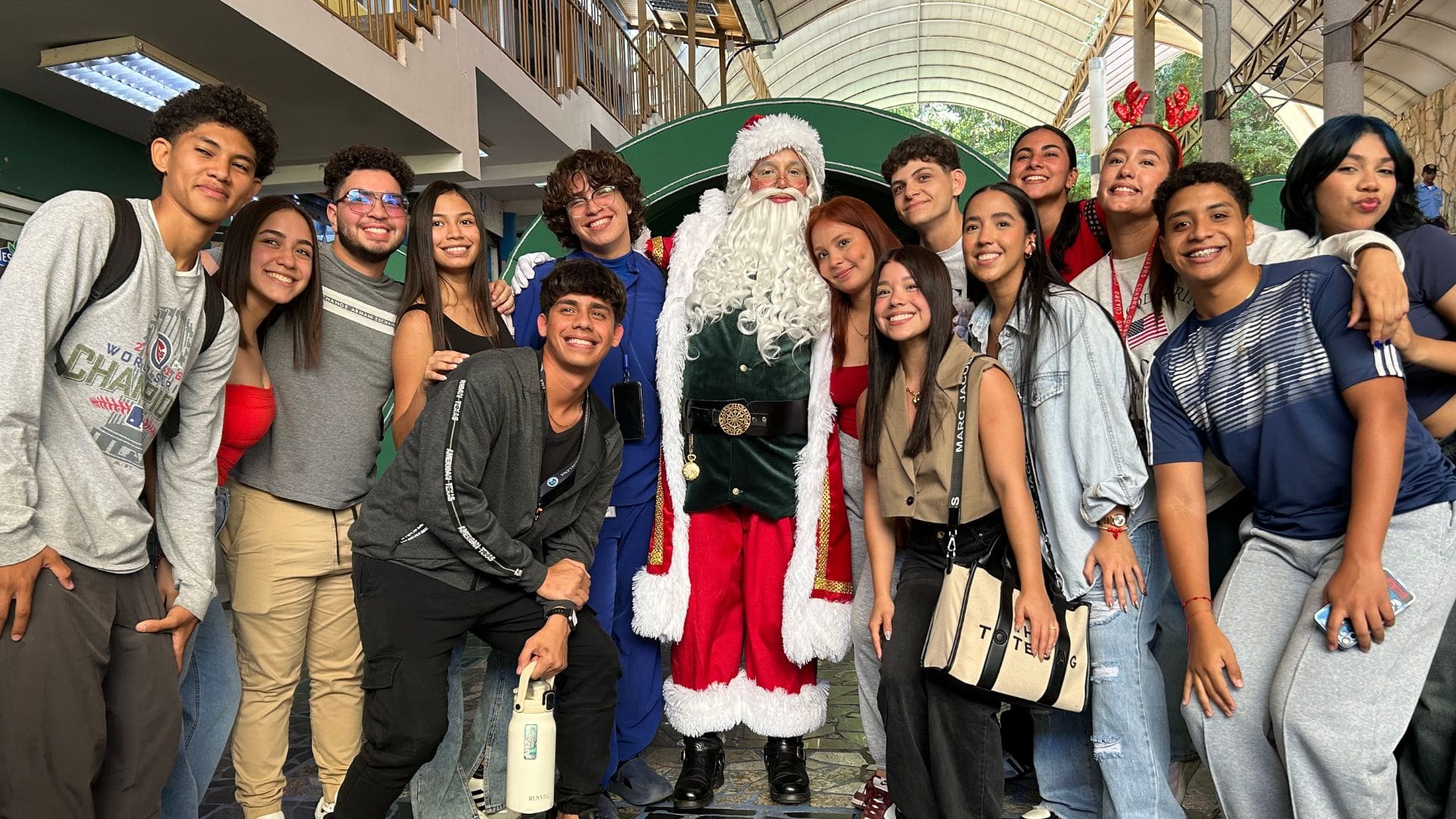 El espíritu navideño iluminó las sedes Centro y San Diego de la UAM con la visita de Santa Claus el-espiritu-navideno-se-apodero-de-la-uam-con-la-visita-de-santa-claus