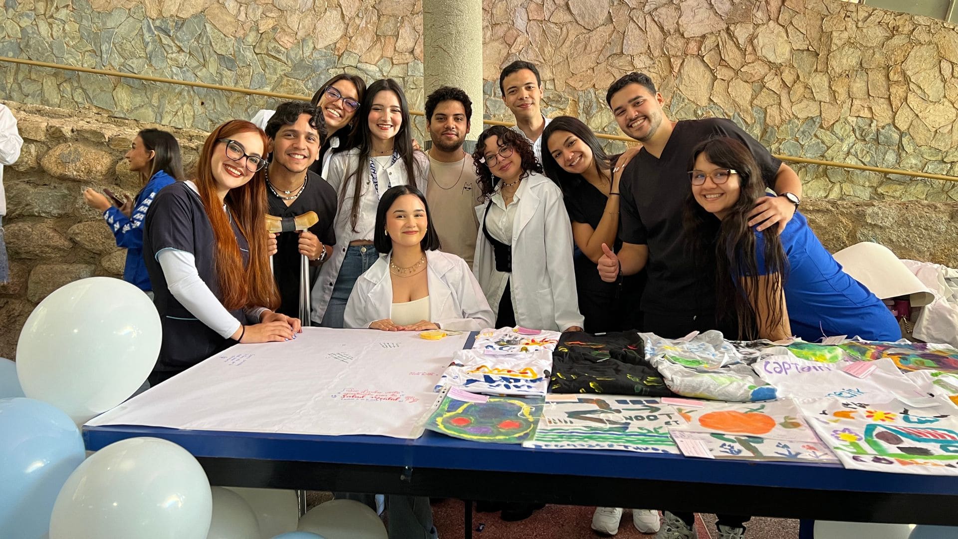 escuela-de-psicologia-une-arte-y-ciencia-en-el-pasillo-griego