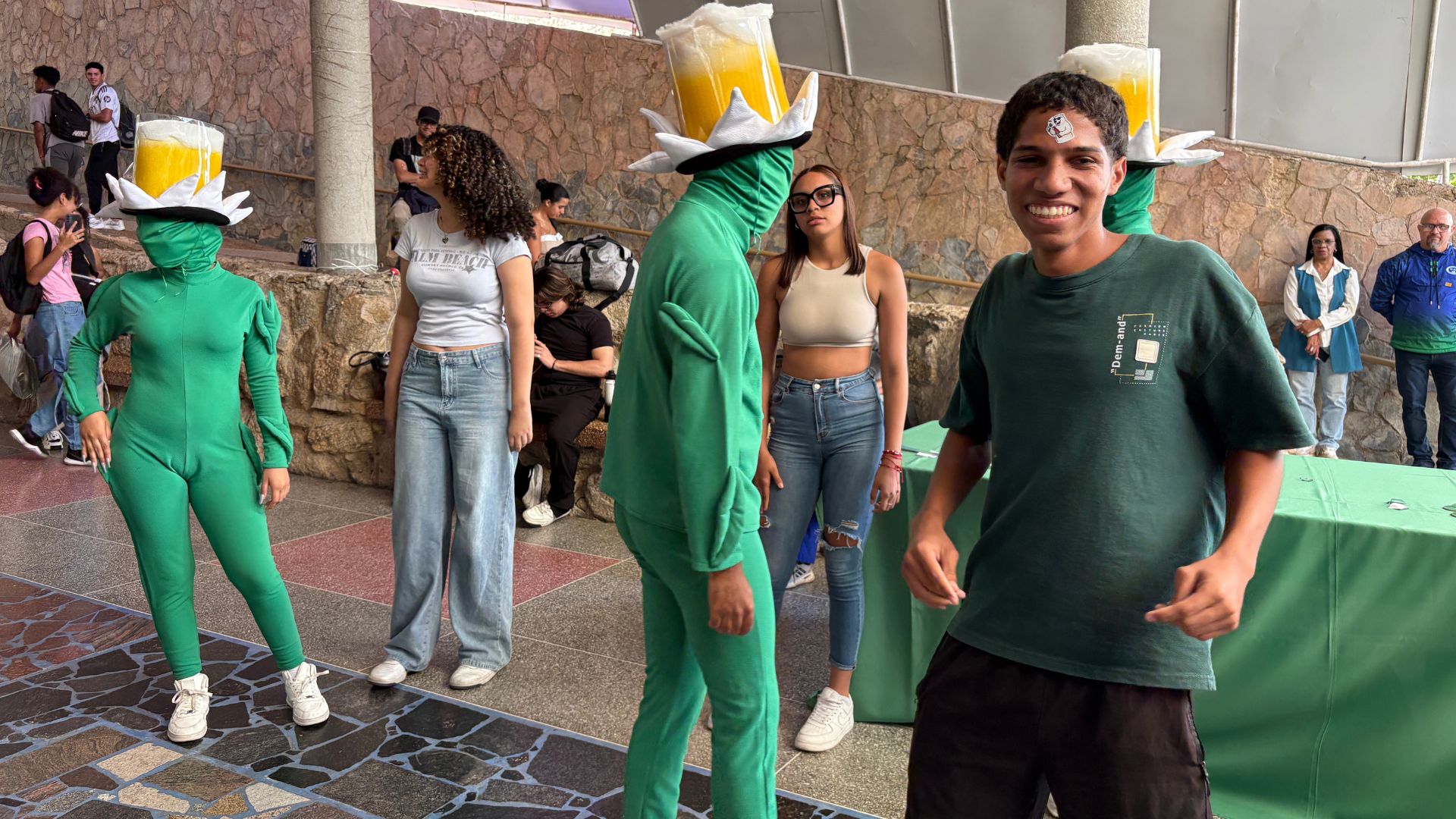 Estudiantes de la Sede San Diego interactúan con la antesala oficial del “Jardín Polar”