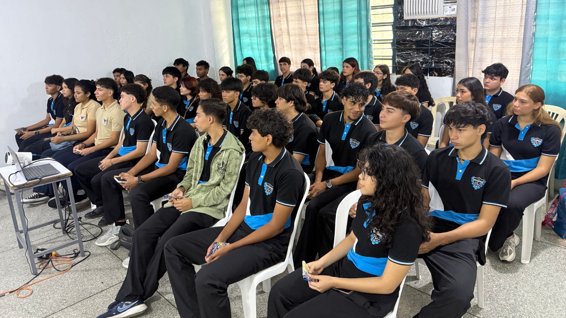 uam-brindo-orientacion-vocacional-a-mas-de-50-estudiantes-del-colegio-hipolito-cisneros