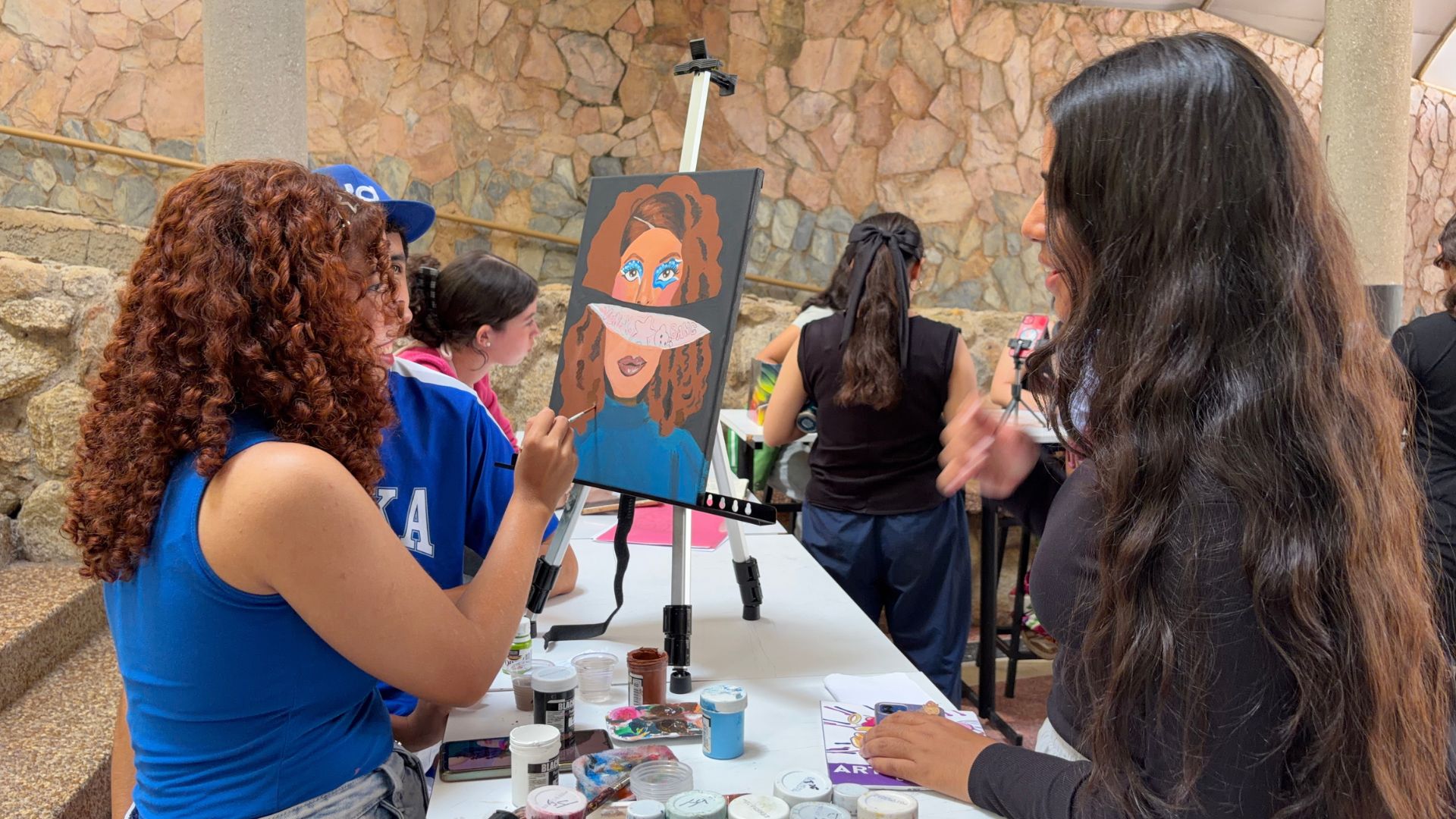 el-pasillo-griego-de-la-uam-se-lleno-de-talento-y-creatividad-con-la-expoarte