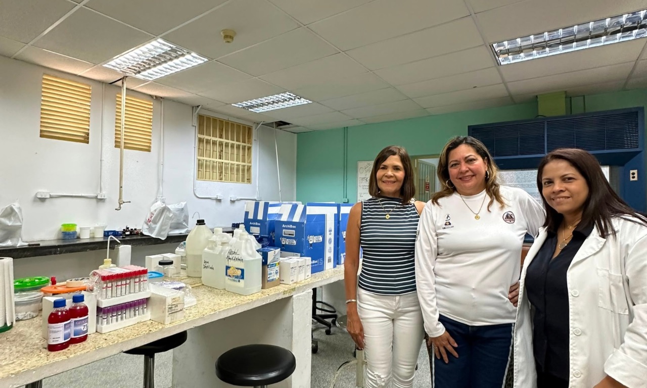 Escuela de Bioanálisis de la UC recibió dotación de insumos y materiales para atender a afectados por sismos