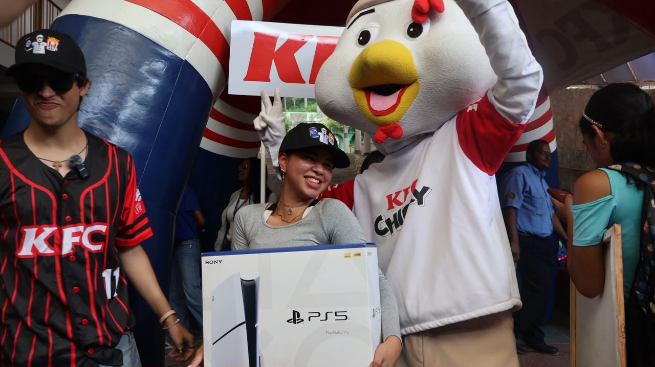 estudiante-de-psicologia-de-la-uam-resulto-ganadora-de-un-playstation-5-en-activacion-de-marca-realizada-en-el-campus